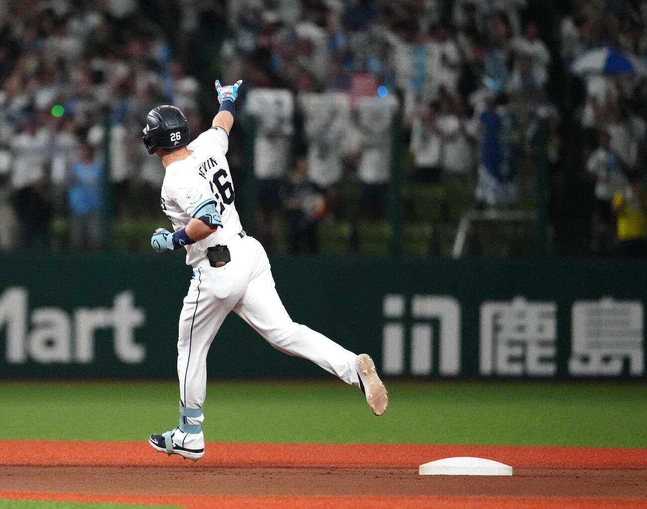 西武対ソフトバンク　2回裏西武無死、先制本塁打を放ち、ファンに向かってポーズを決めるタイラー・ネビン（撮影・江口和貴）
