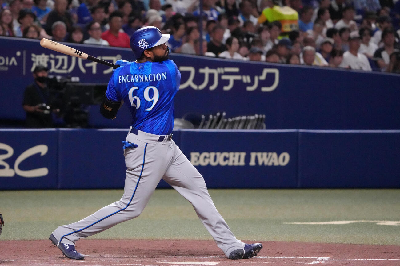 中日対DeNA 4回表DeNA無死、本塁打を放つヘラル・エンカーナシオン（撮影・森本幸一）