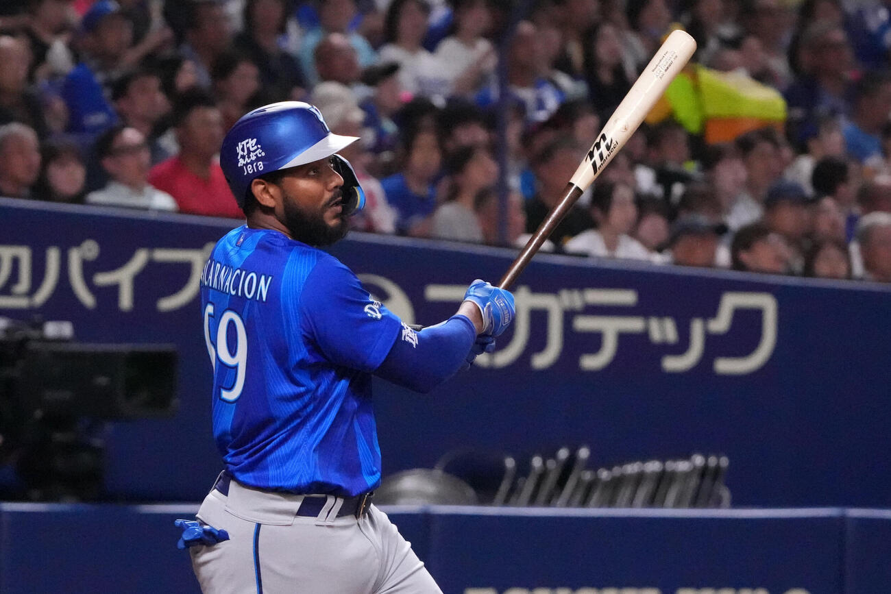 中日対DeNA 4回表DeNA無死、本塁打を放つヘラル・エンカーナシオン（撮影・森本幸一）