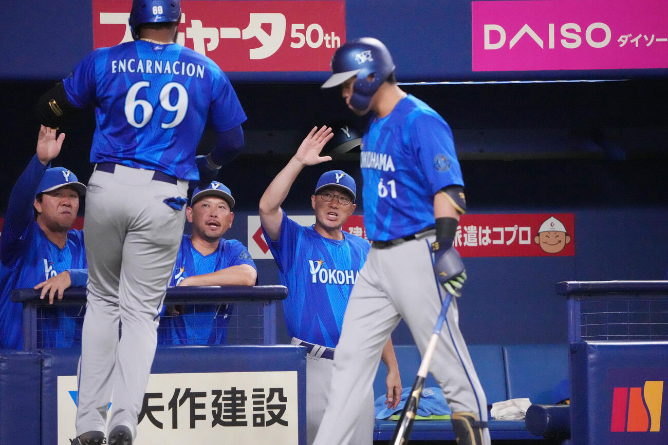 中日対DeNA 4回表DeNA無死、相川亮二監督（右から2人目）は本塁打を放ったヘラル・エンカーナシオンを迎える（撮影・森本幸一）