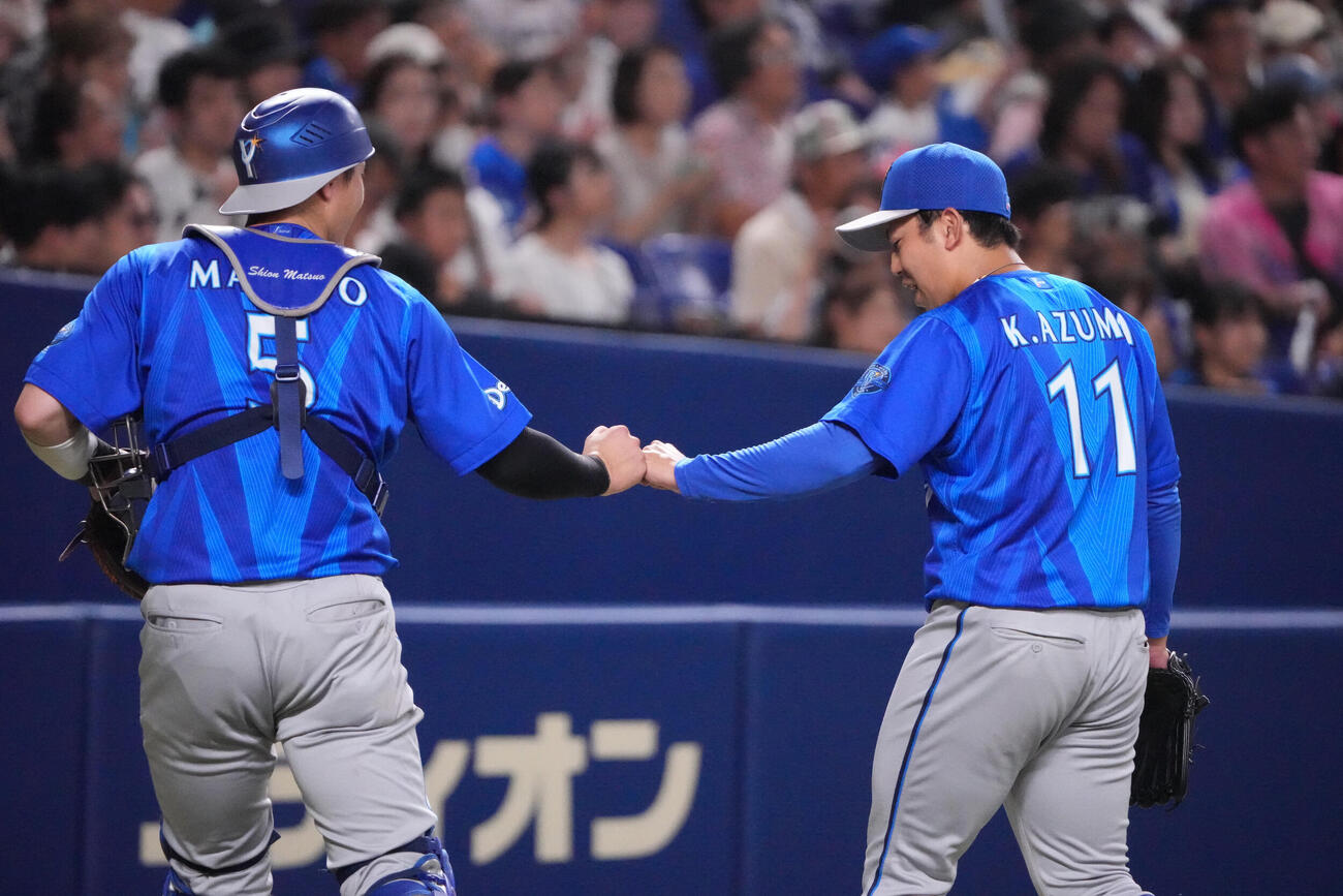 中日対DeNA 2回終了、タッチを交わしながらベンチへ戻る松尾汐恩（左）と東克樹（撮影・森本幸一）