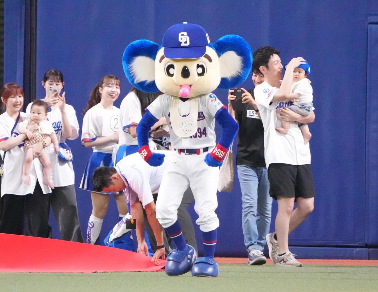 中日対DeNA 5回終了、赤ちゃんハイハイレースに臨むドアラ（撮影・森本幸一）
