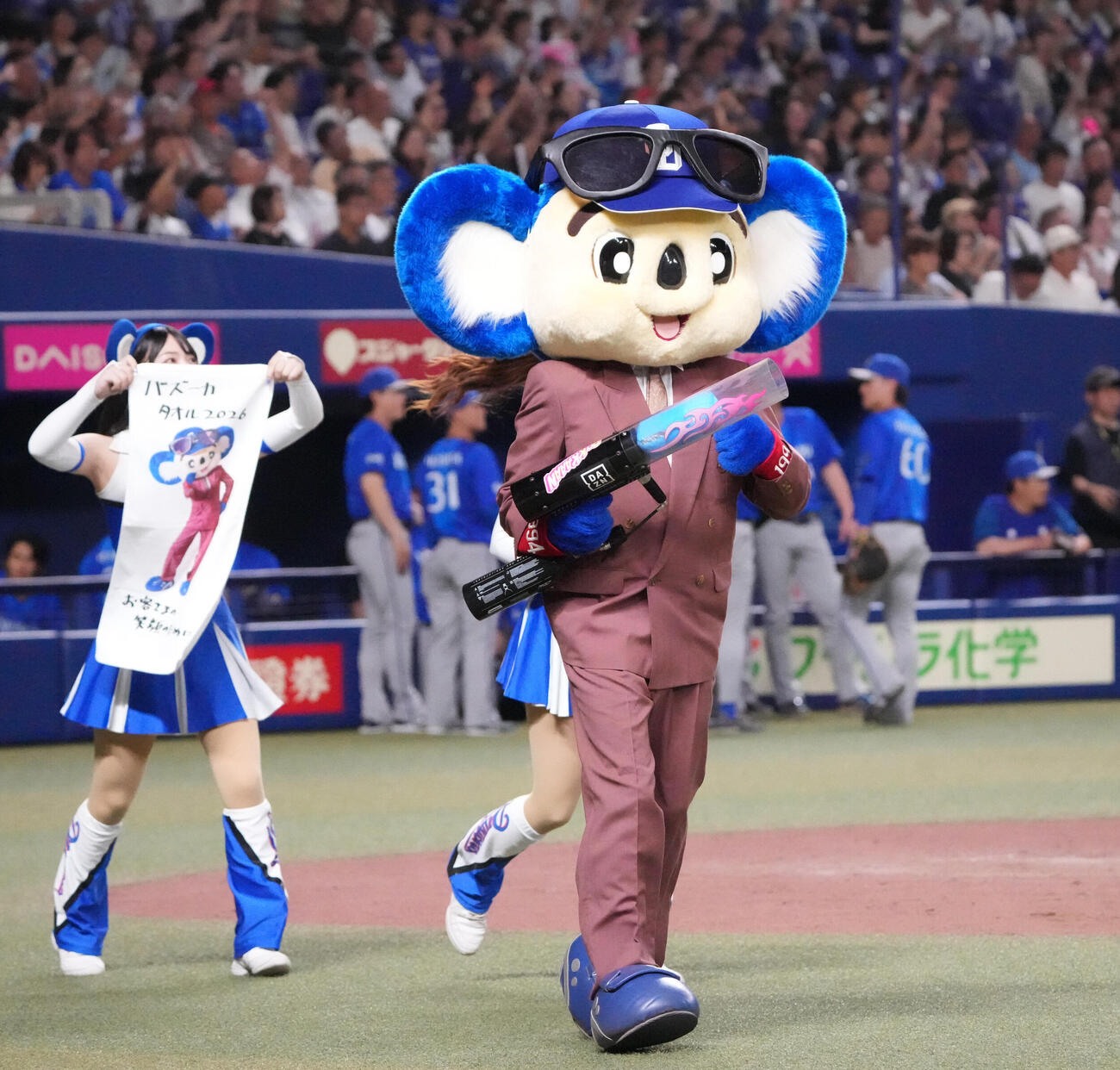 中日対DeNA 3回終了、スーツ姿でバズーカを撃ち込むドアラ（撮影・森本幸一）