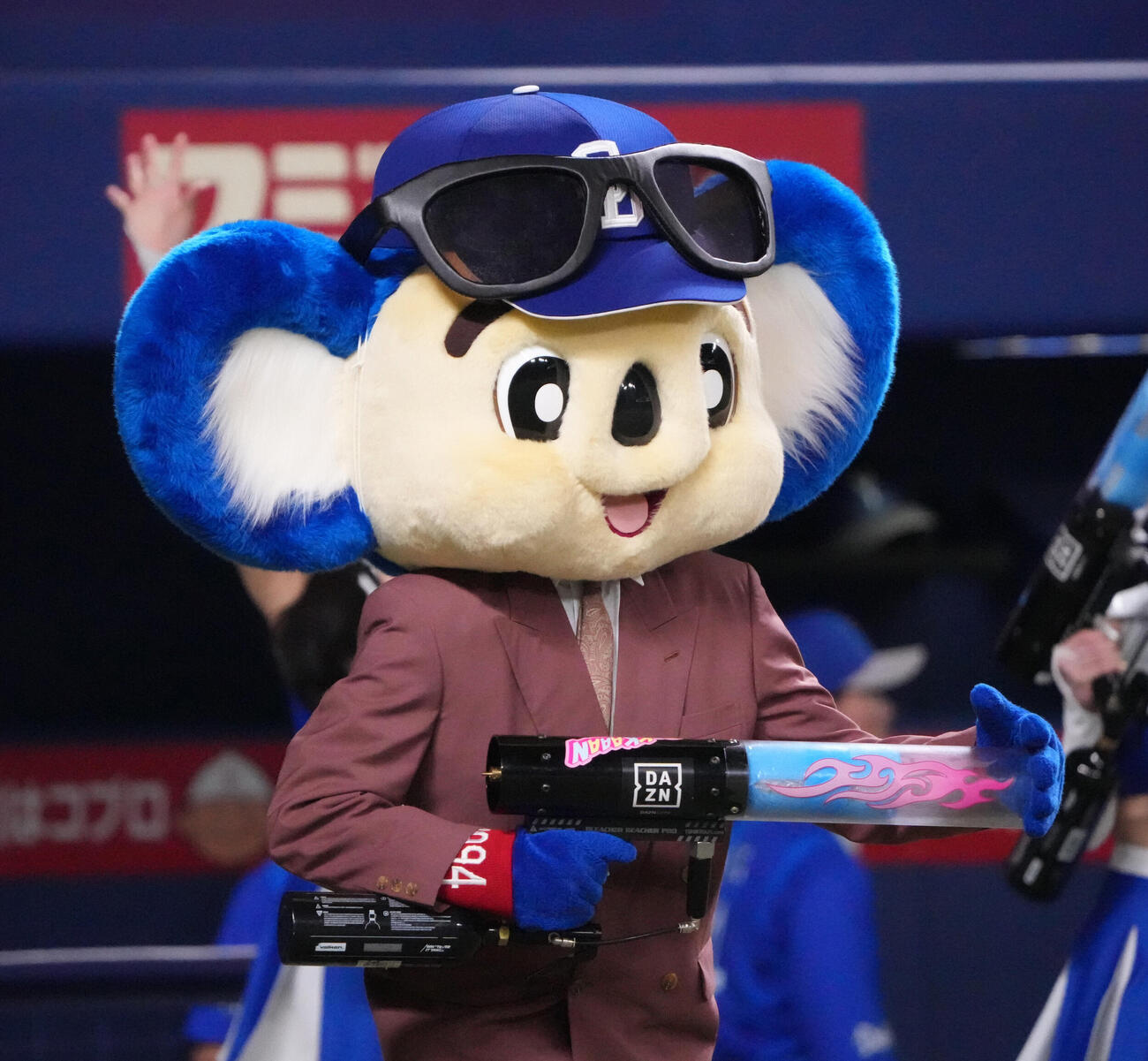 中日対DeNA 3回終了、スーツ姿でバズーカを撃ち込むドアラ（撮影・森本幸一）
