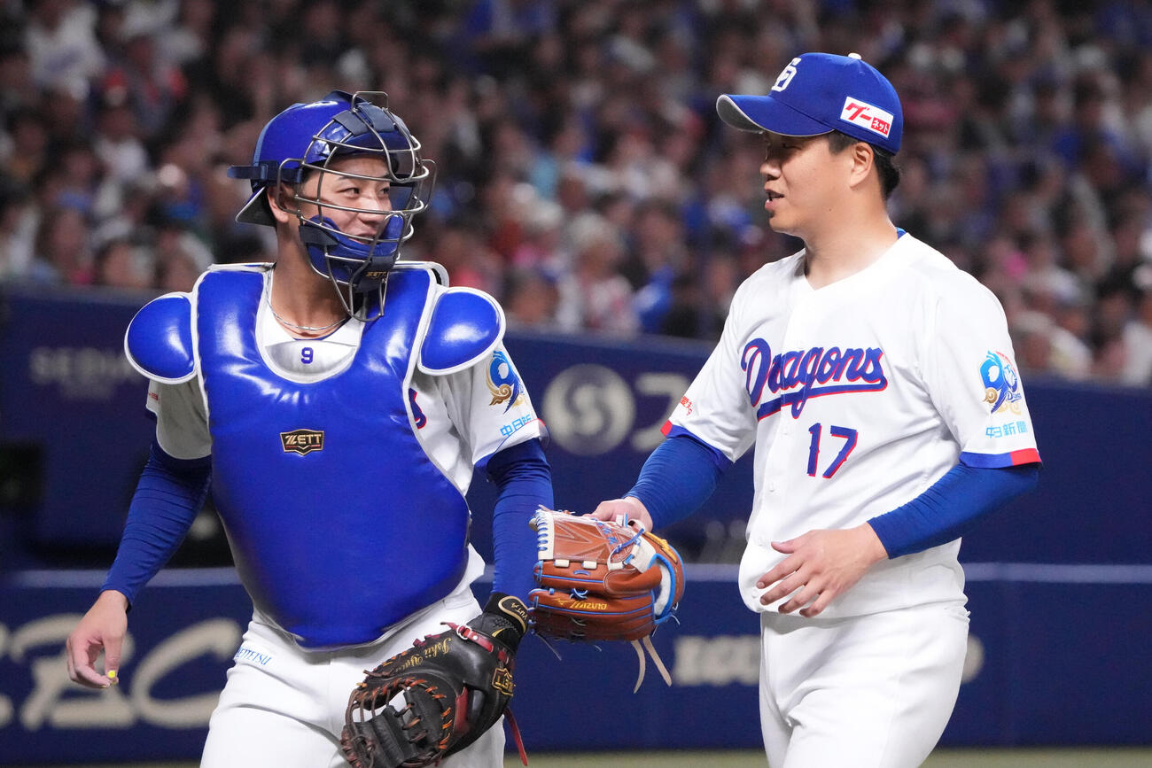 中日対DeNA 2回表終了、石伊雄太（左）と言葉を交わしベンチへ戻る中日先発の柳裕也（撮影・森本幸一）