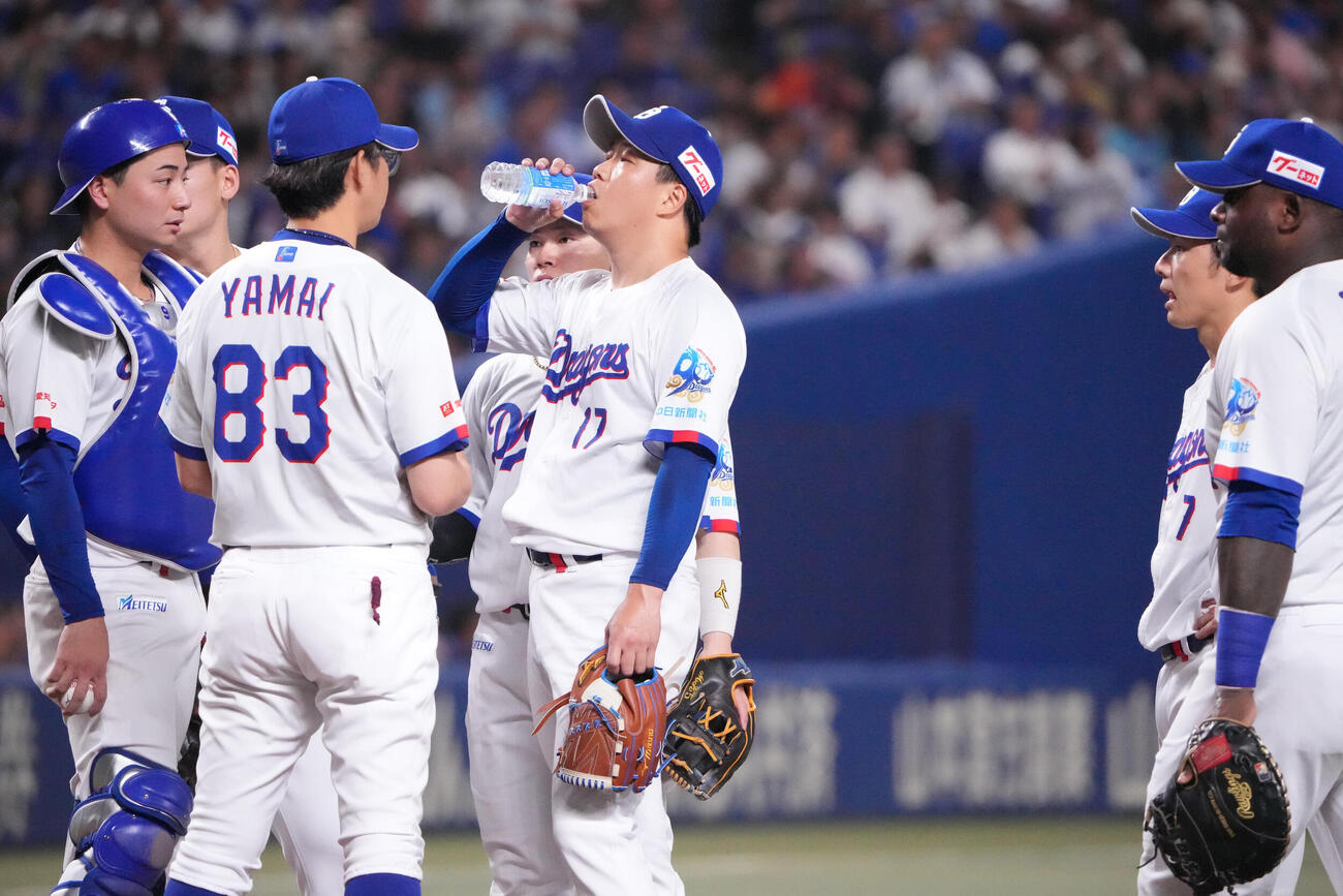 中日対DeNA 4回表DeNA1死一、三塁、マウンド上の柳裕也（右から3人目）のもとに集まる中日ナイン（撮影・森本幸一）