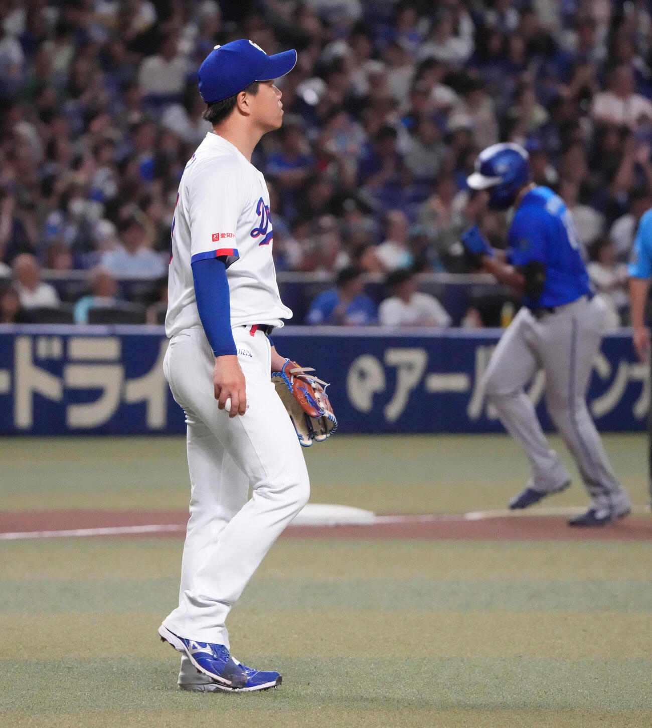 中日対DeNA 4回表DeNA無死、中日先発の柳裕也はヘラル・エンカーナシオンに本塁打を打たれる（撮影・森本幸一）