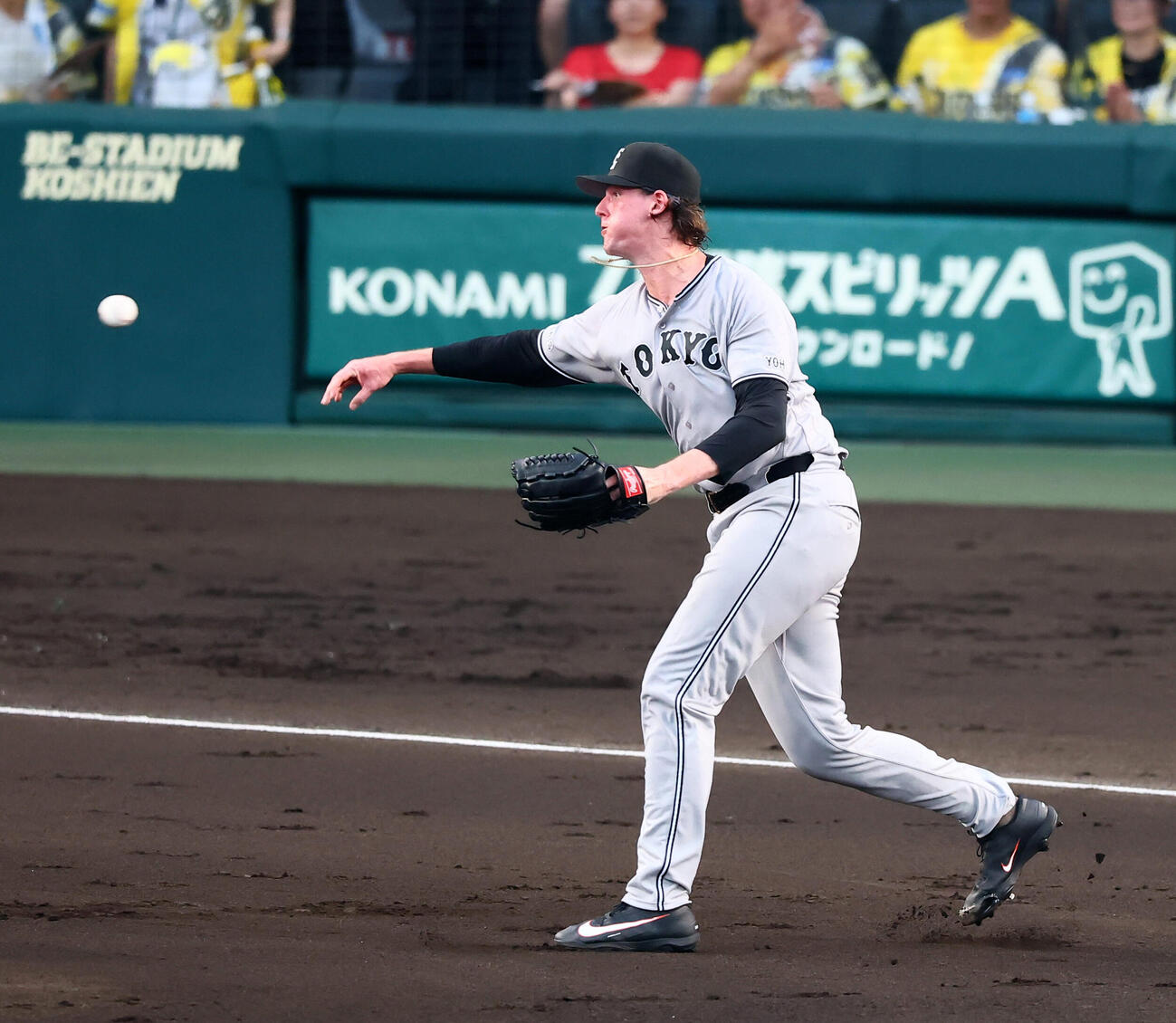 阪神対巨人　2回裏阪神1死一、二塁、フォレスト・ウィットリーは才木浩人のバントを一塁へ悪送球し失点（撮影・加藤哉）