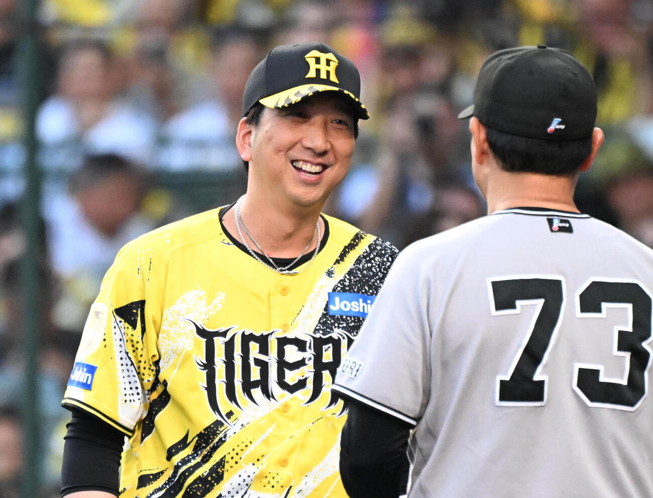 阪神対巨人　メンバー表交換をする巨人橋上秀樹監督代行（右）、阪神藤川球児監督（撮影・石井愛子）
