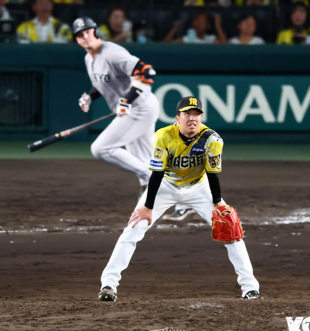 阪神対巨人　9回表巨人2死三塁、才木浩人はボビー・ダルベックに左中間越え2点本塁打を打たれ打球を目で追った（撮影・加藤哉）