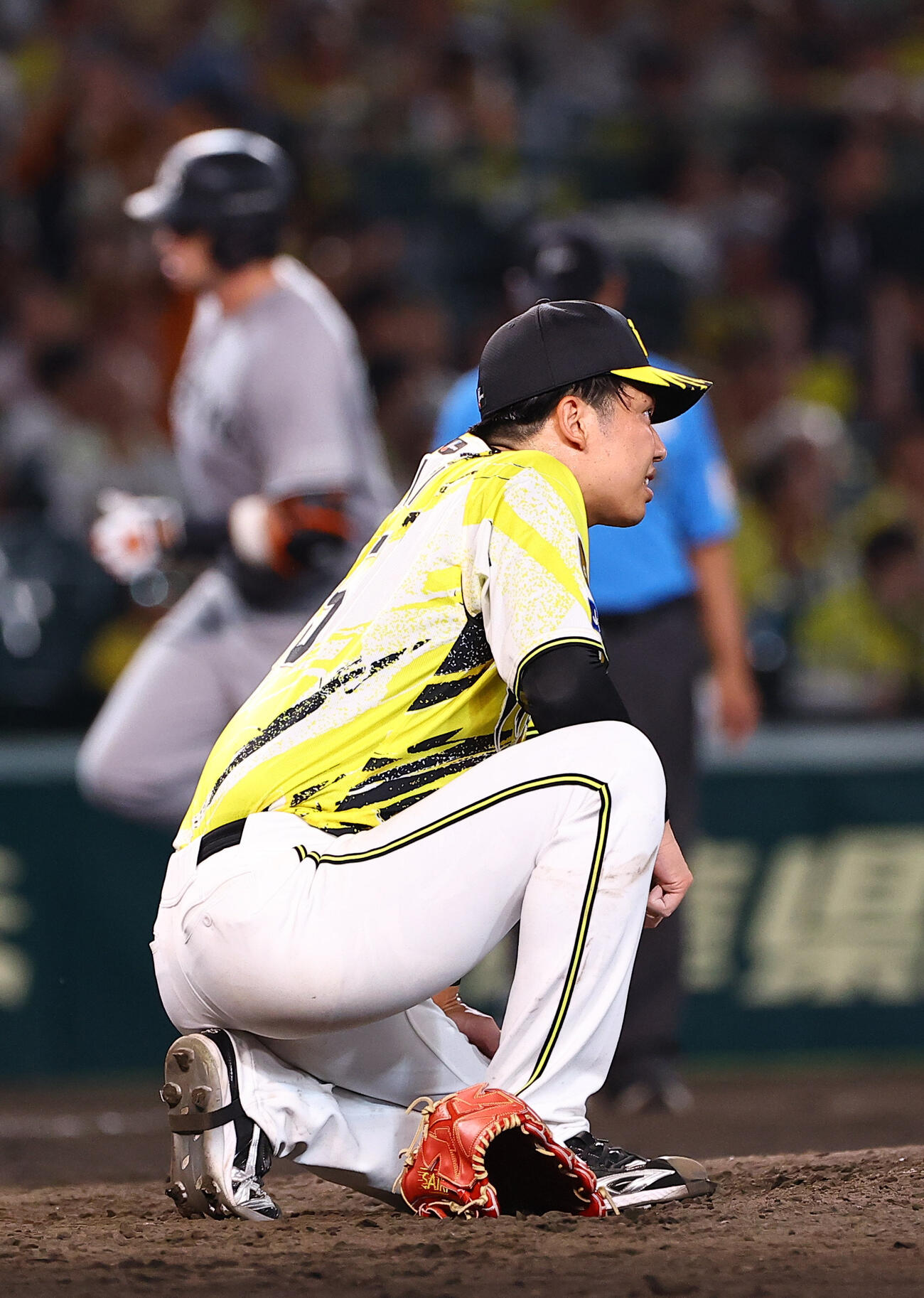 阪神対巨人　9回表巨人2死三塁、才木浩人（右）はボビー・ダルベックに逆転2点本塁打を浴びる（撮影・上田博志）