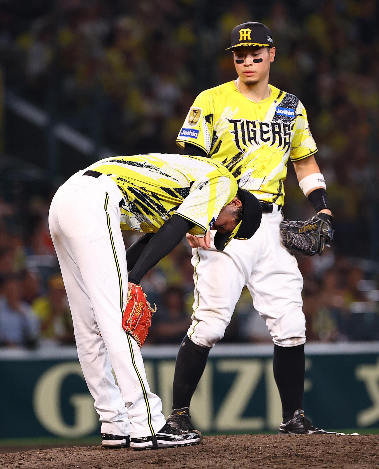 阪神対巨人　9回表巨人2死三塁、逆転2点本塁打を浴びた才木浩人（左）に声を掛ける佐藤輝明（撮影・上田博志）