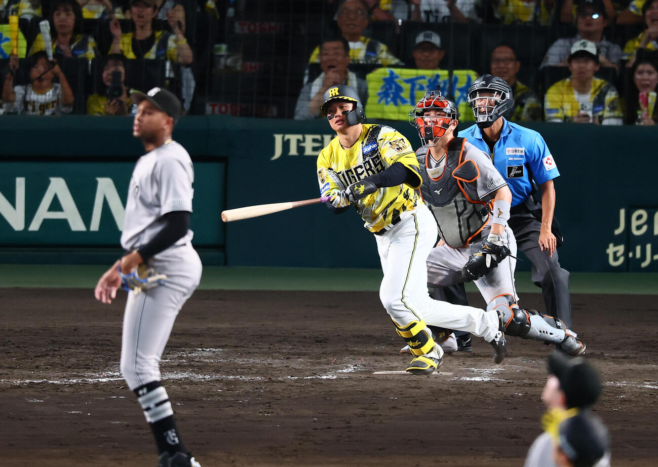阪神対巨人　9回裏阪神1死満塁、森下翔太は同点右犠飛を打ち上げる。投手ライデル・マルティネス（撮影・加藤哉）