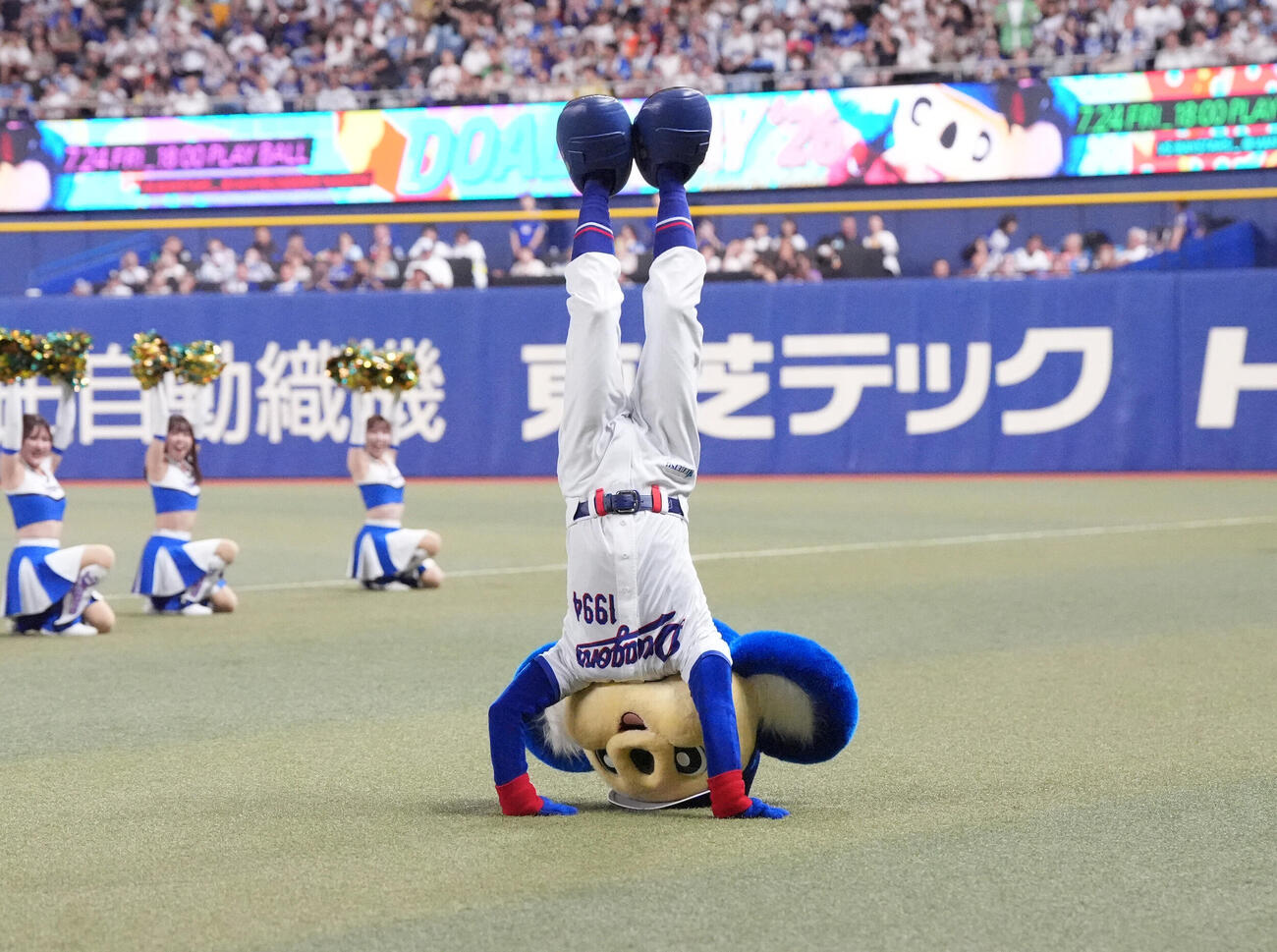 中日対DeNA 7回終了、華麗に舞うドアラ（撮影・森本幸一）