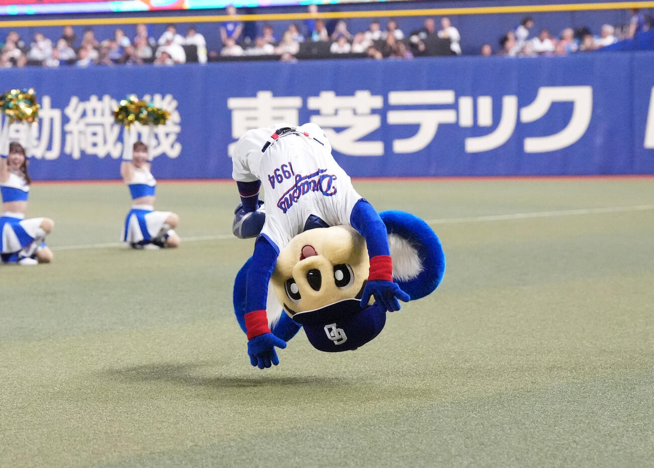 中日対DeNA 7回終了、華麗に舞うドアラ（撮影・森本幸一）