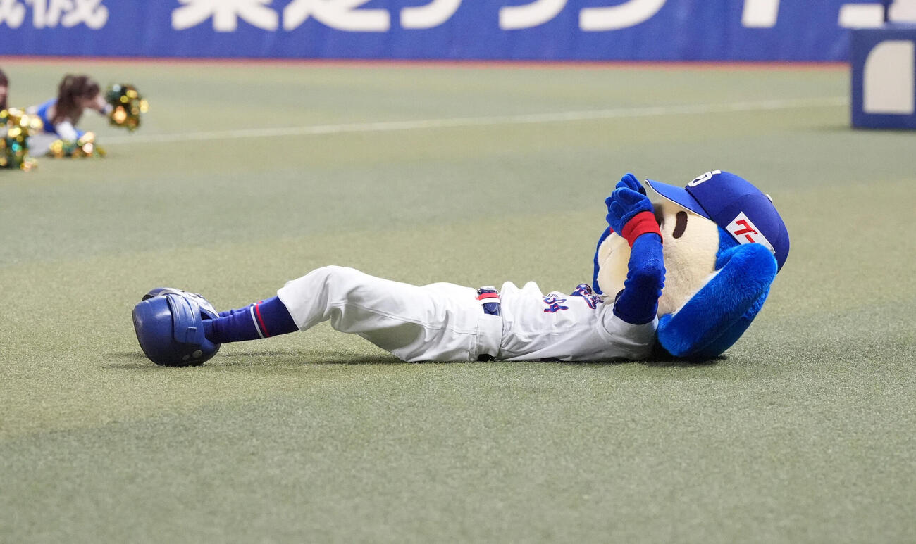 中日対DeNA 7回終了、久々に挑戦したバク転に着地失敗するドアラ（撮影・森本幸一）