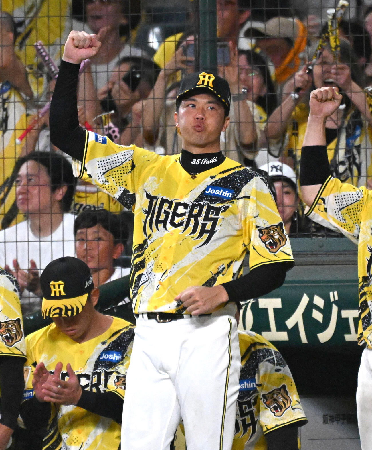 阪神対巨人　9回裏阪神1死満塁、森下翔太の同点犠飛にガッツポーズをする才木浩人（撮影・石井愛子）