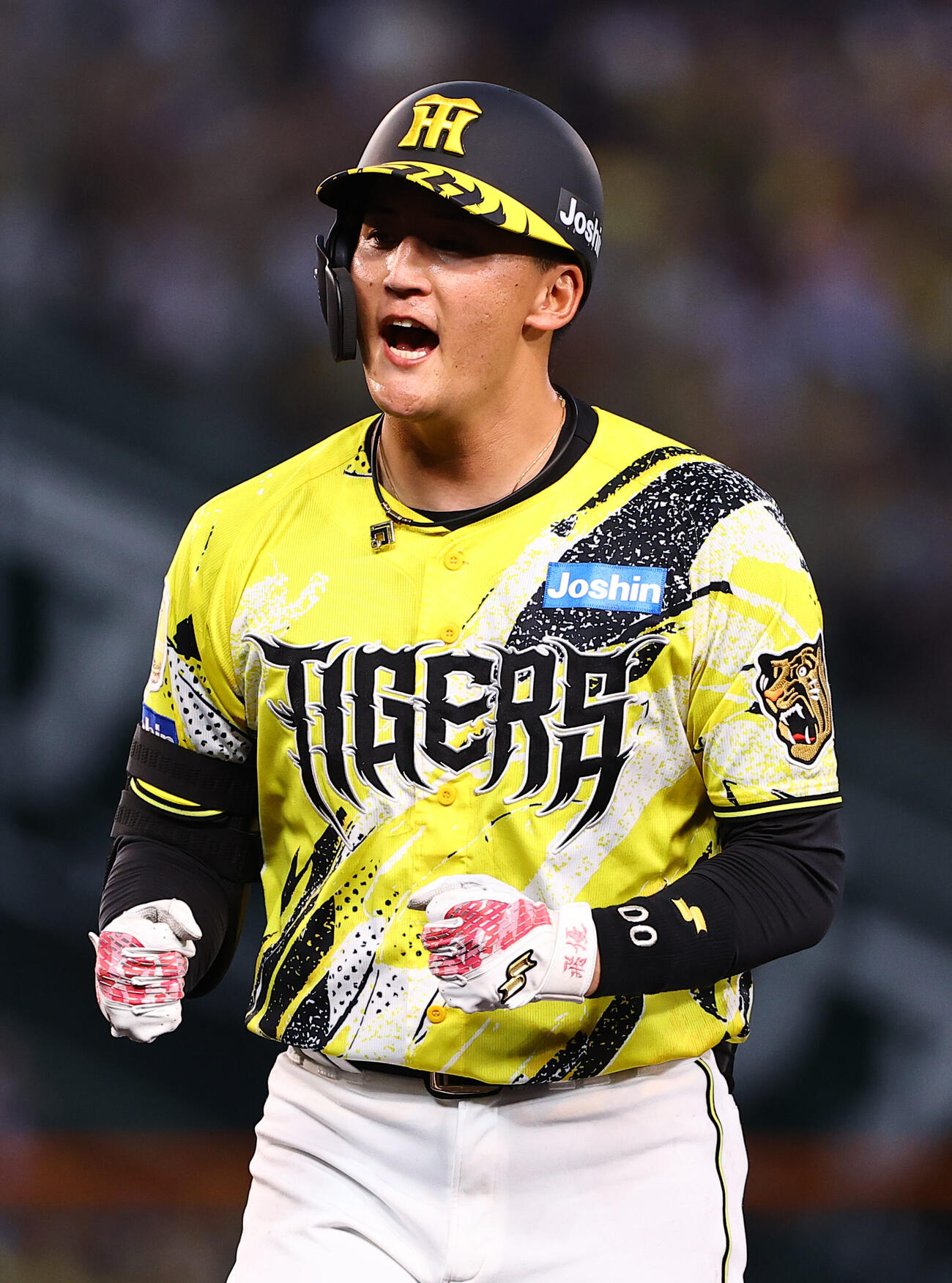 阪神対巨人　4回裏阪神無死、元山飛優は安打を放ちガッツポーズ（撮影・上田博志）