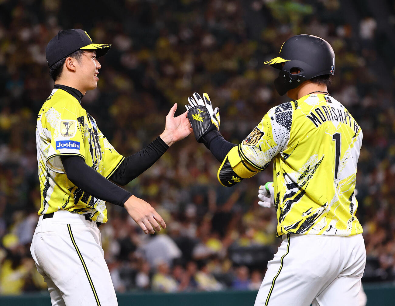 阪神対巨人　9回裏阪神1死満塁、才木浩人（左）は同点犠飛を放った森下翔太をハイタッチで出迎える（撮影・上田博志）
