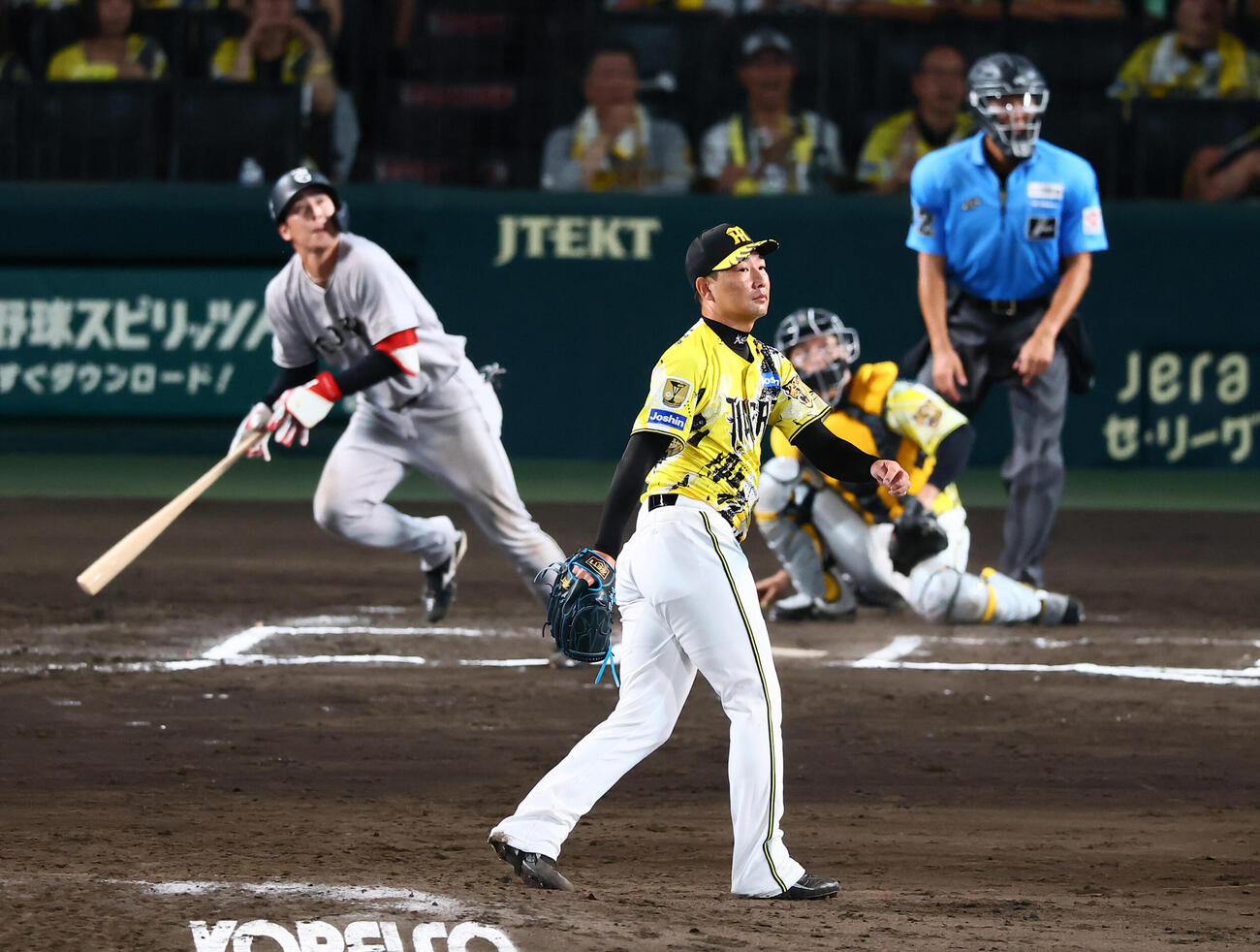 阪神対巨人　10回表巨人1死二塁、岩崎優は小浜佑斗に左越え2点本塁打を浴びる（撮影・加藤哉）