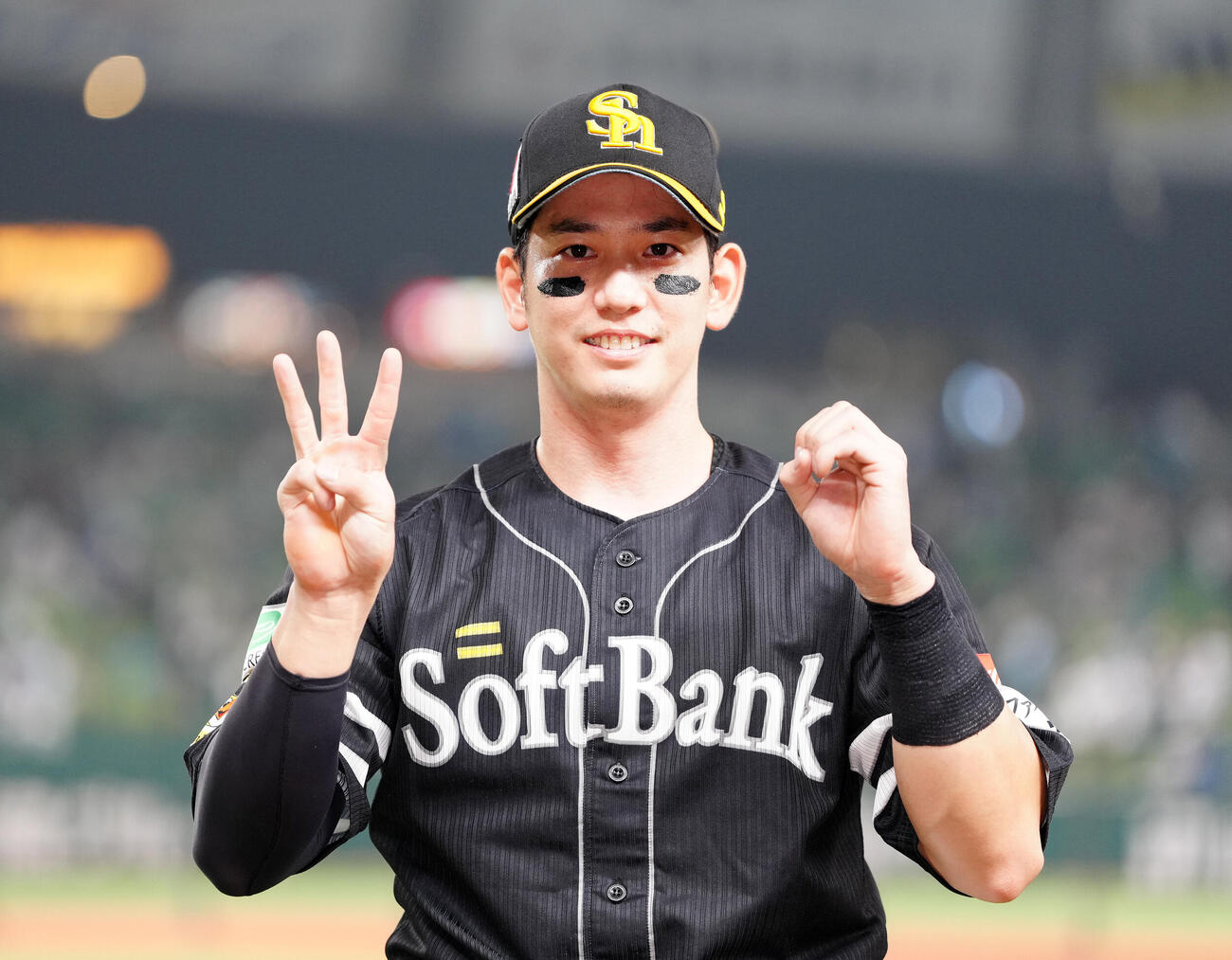 西武対ソフトバンク　試合後、「30」ポーズで写真に納まるソフトバンク栗原陵矢（撮影・江口和貴）