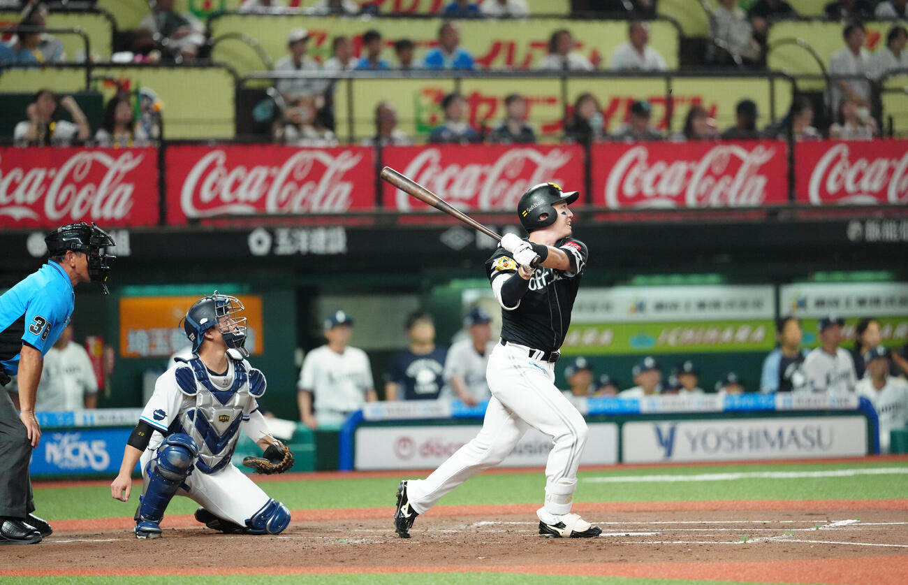 西武対ソフトバンク　4回表ソフトバンク無死一、三塁、30号3点本塁打を放つ栗原陵矢（撮影・江口和貴）