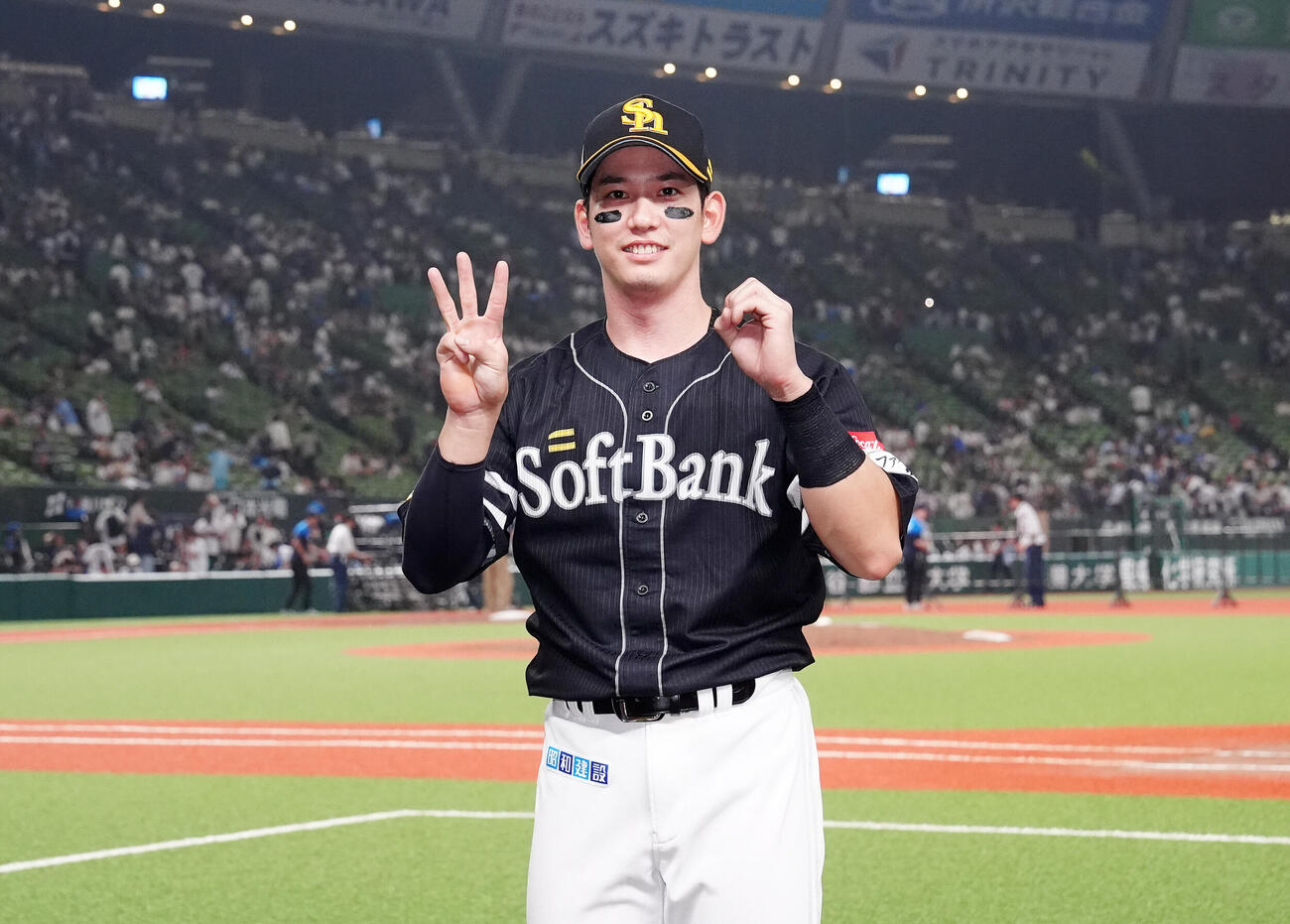 西武対ソフトバンク　試合後、「30」ポーズで写真に納まるソフトバンク栗原陵矢（撮影・江口和貴）