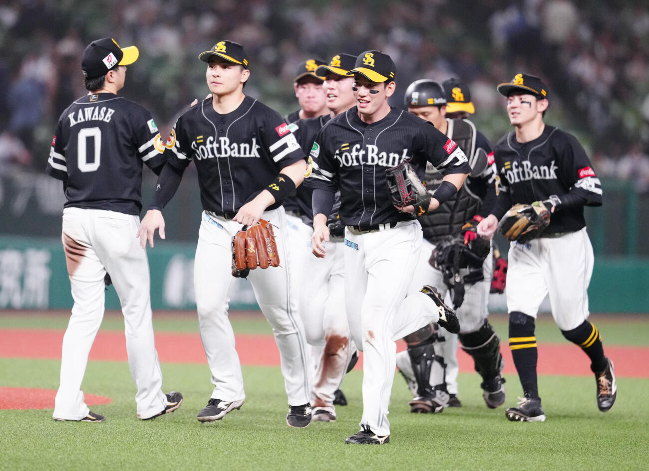 西武対ソフトバンク　試合後、勝利しベンチに引き揚げるソフトバンク栗原陵矢（中央）ら（撮影・江口和貴）