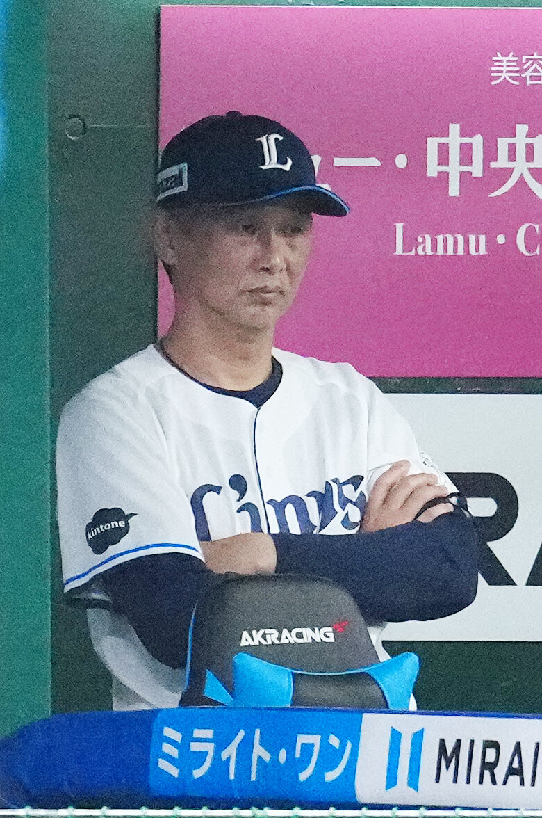 西武対ソフトバンク　8回裏、ベンチから戦況を見つめる西武西口文也監督（撮影・江口和貴）