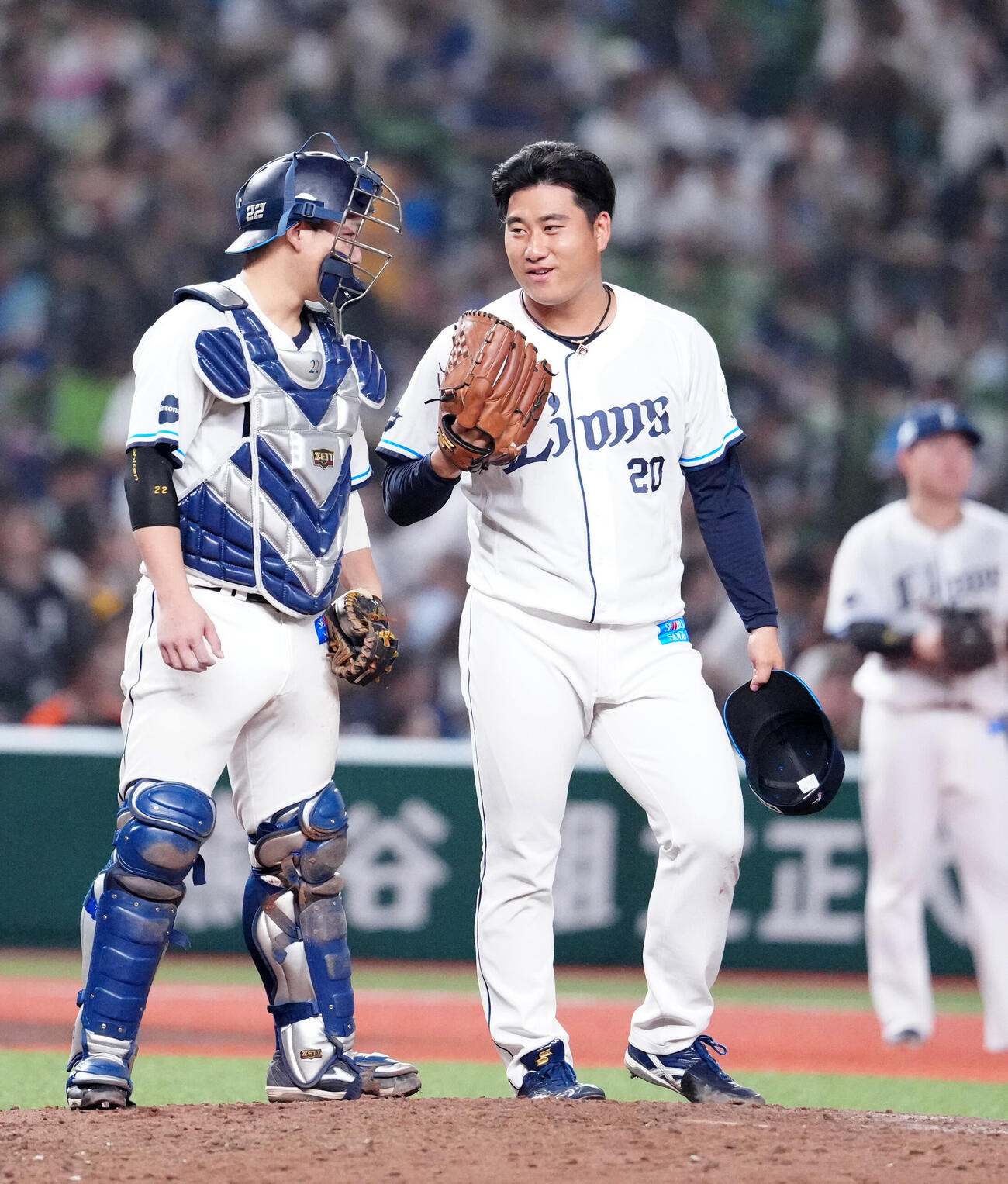 西武対ソフトバンク　9回表開始前、マウンドに上がり、西武捕手古賀悠斗（左）と言葉を交わす4番手の岩城颯空（撮影・江口和貴）