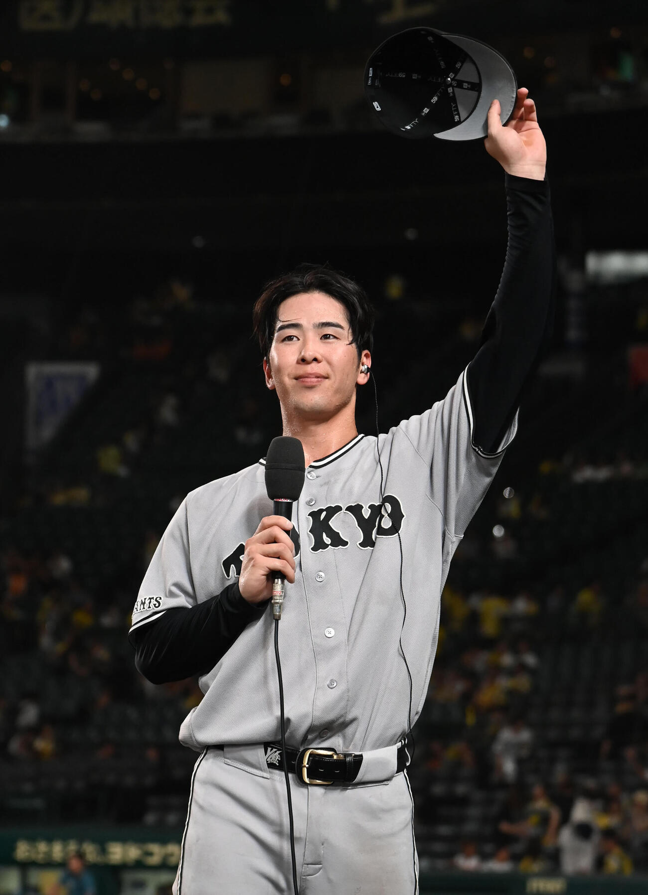 阪神対巨人　ヒーローインタビューを受ける巨人小浜佑斗（撮影・石井愛子）