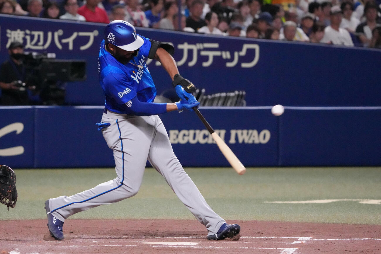 中日対DeNA 4回表DeNA無死、本塁打を放つヘラル・エンカーナシオン（撮影・森本幸一）