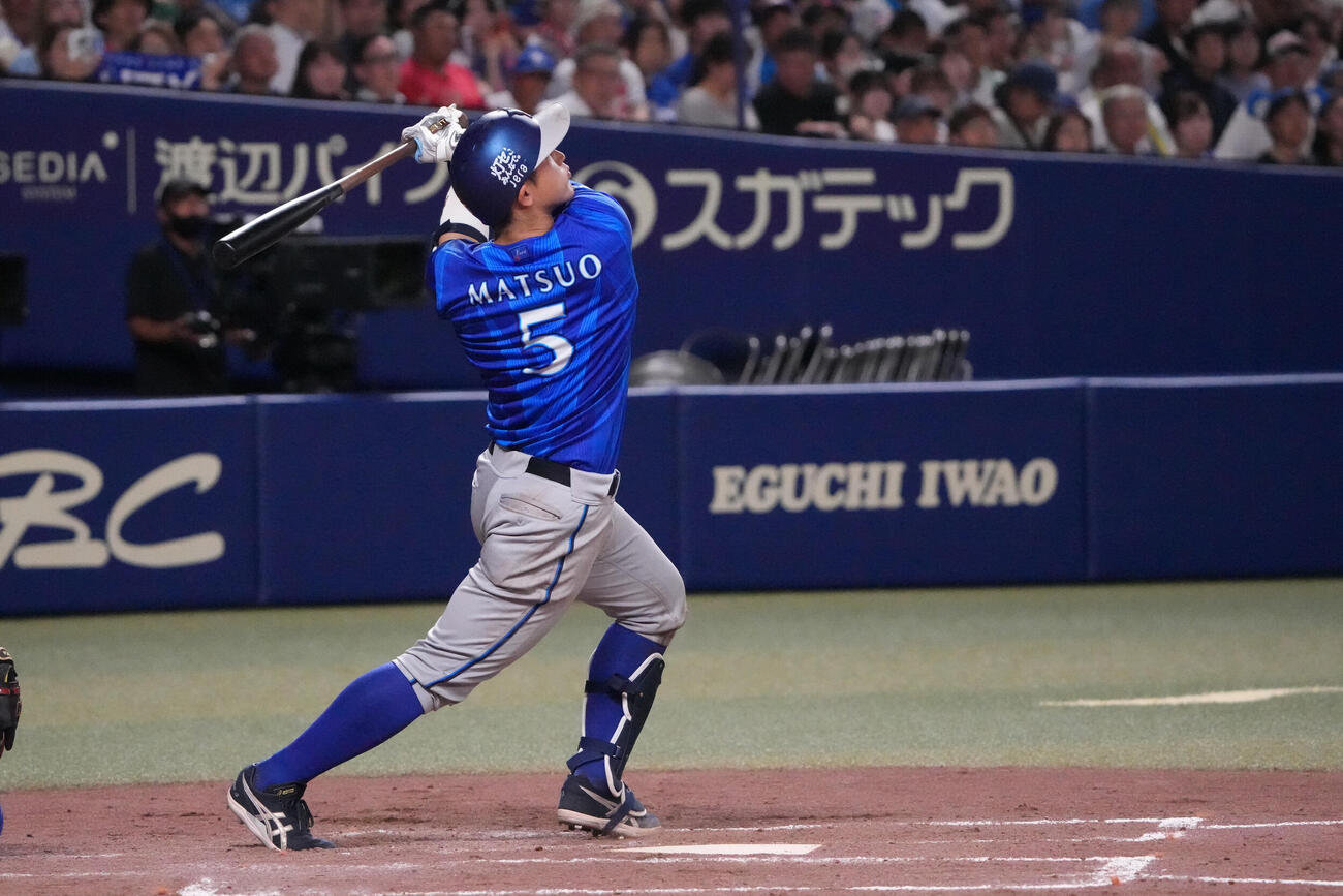 中日対DeNA 4回表DeNA1死一、三塁、犠飛を放つ松尾汐恩（撮影・森本幸一）
