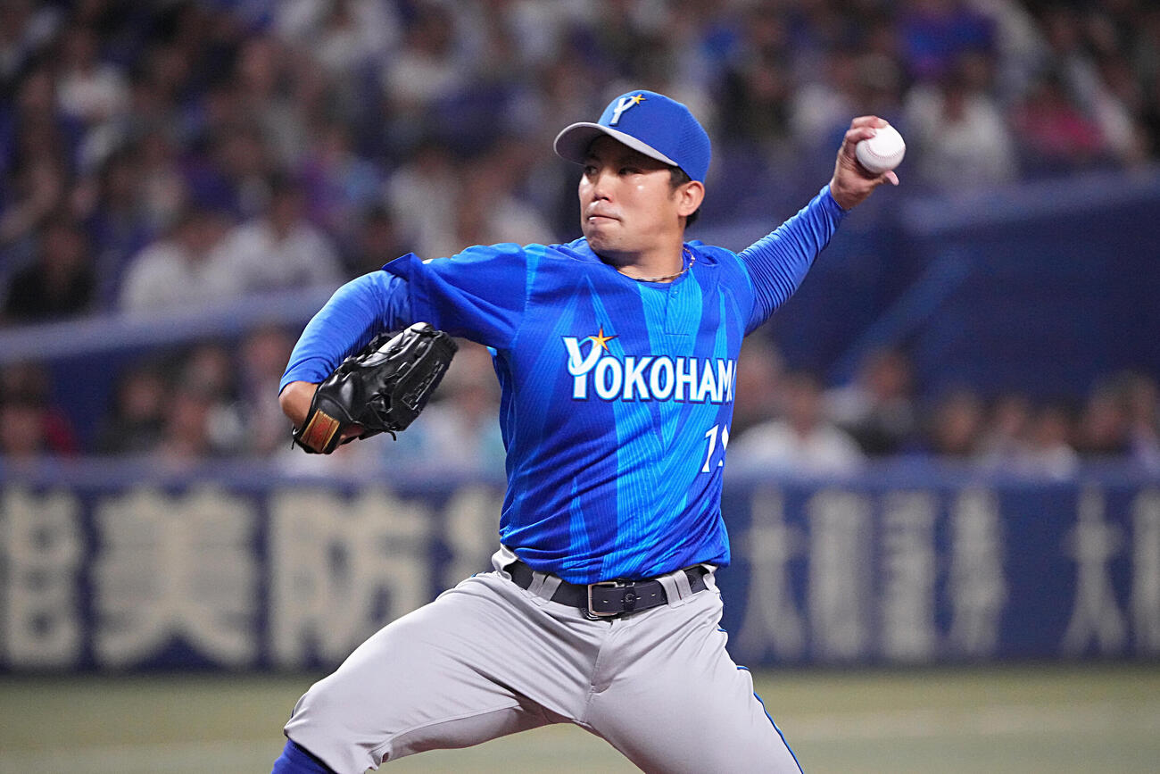 中日対DeNA 1回裏、登板するDeNA先発の東克樹（撮影・森本幸一）