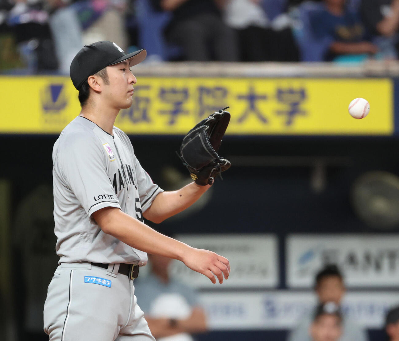 オリックス対ロッテ　9回裏オリックス1死二塁、完投勝利目前で同点とされたロッテ河村説人はぼう然とボールを受け取る（撮影・西尾就之）