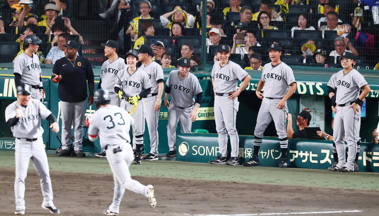 阪神対巨人　10回表巨人1死二塁、小浜佑斗の左越え2点本塁打に笑顔を見せるベンチのナイン（撮影・加藤哉）