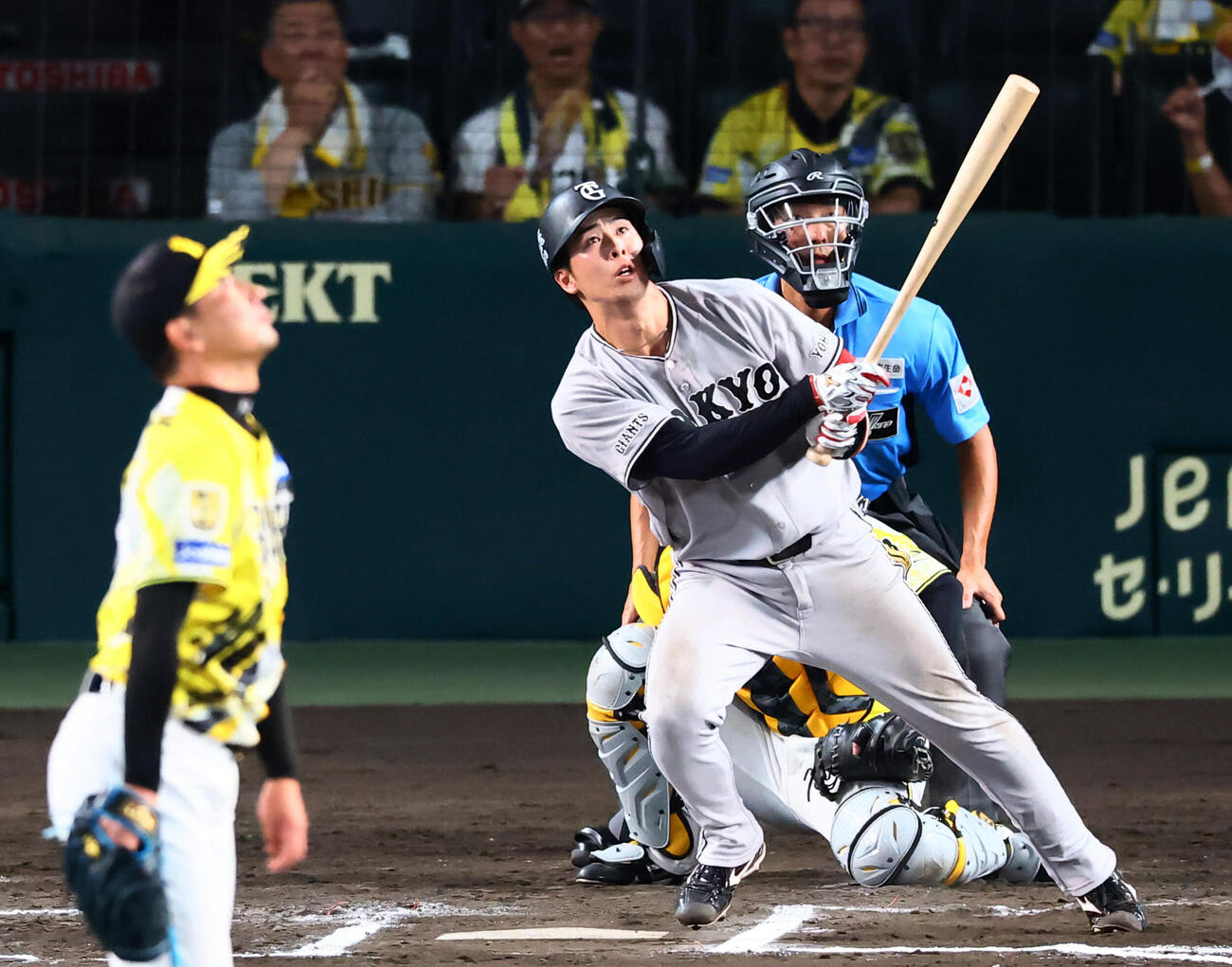 阪神対巨人　10回表巨人1死二塁、小浜佑斗は左越えに2点本塁打を放つ。投手岩崎優（撮影・加藤哉）