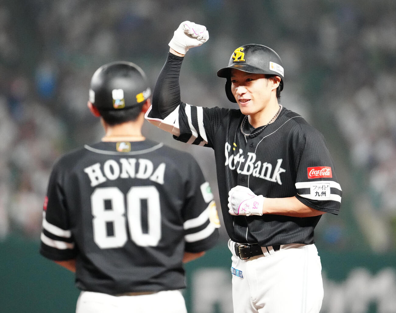 西武対ソフトバンク　6回表ソフトバンク無死一、三塁、適時打を放ちガッツポーズの柳田悠岐（右）（撮影・江口和貴）