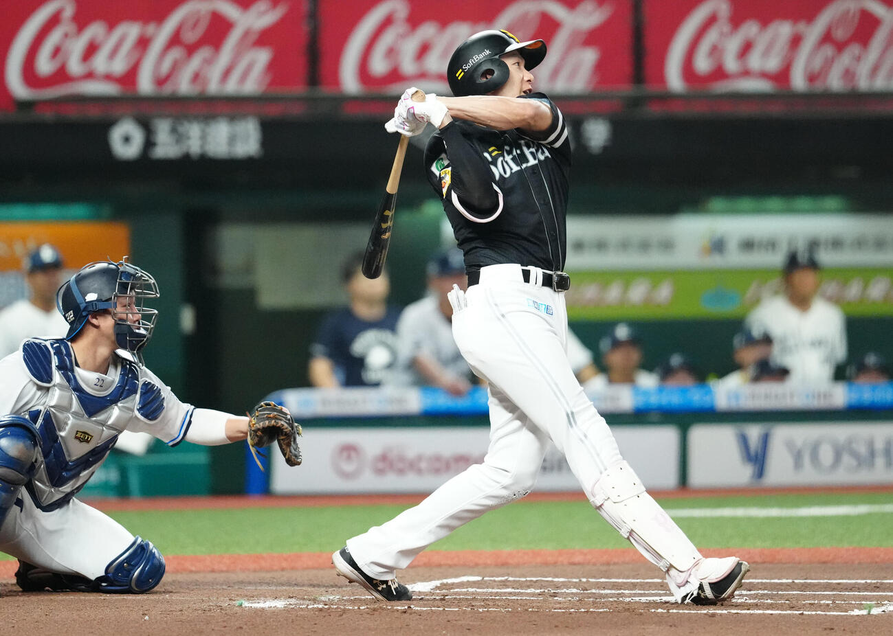 西武対ソフトバンク　6回表ソフトバンク無死一、三塁、適時打を放つ柳田悠岐（撮影・江口和貴）