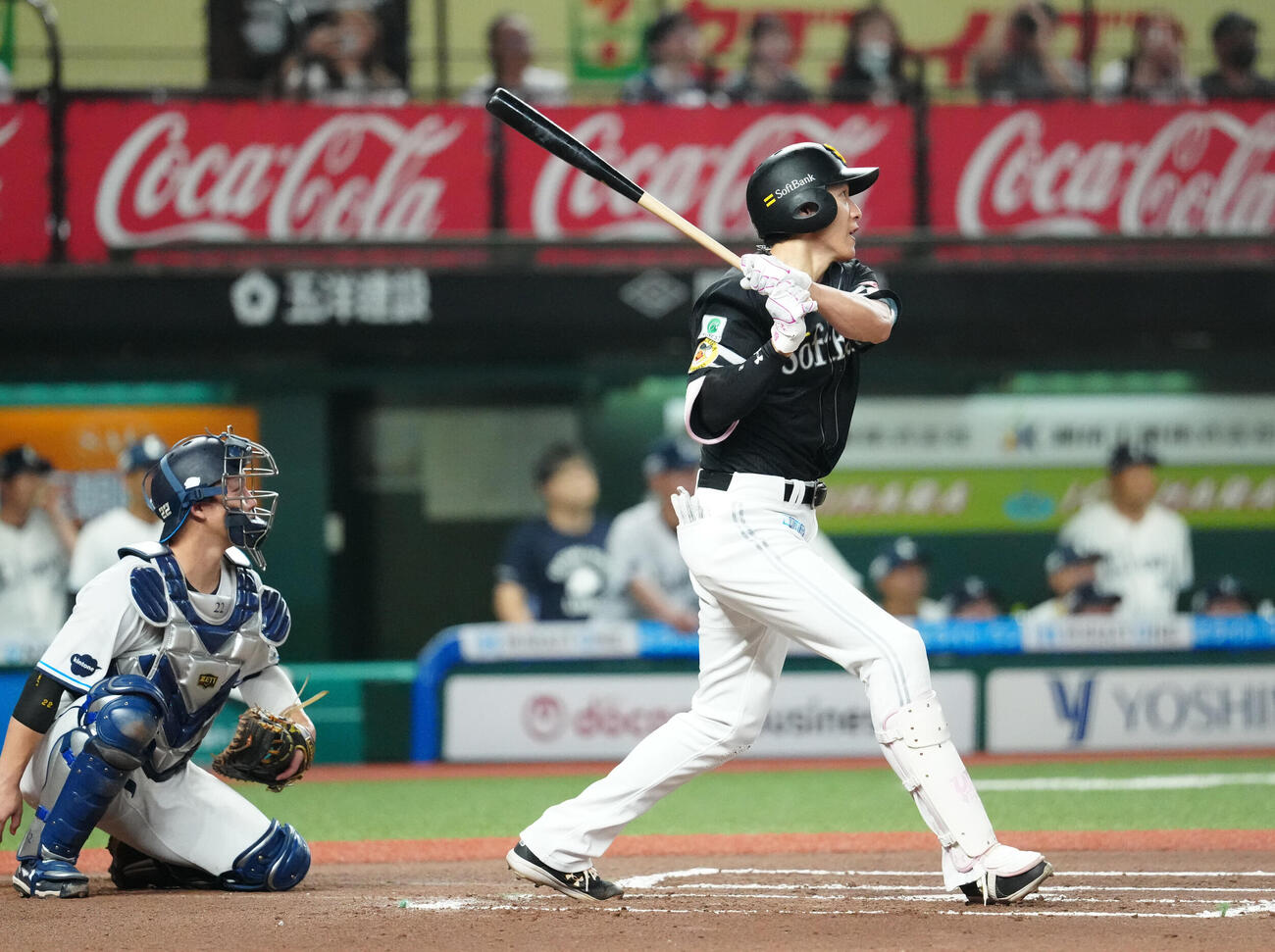 西武対ソフトバンク　6回表ソフトバンク無死一、三塁、適時打を放つ柳田悠岐（撮影・江口和貴）