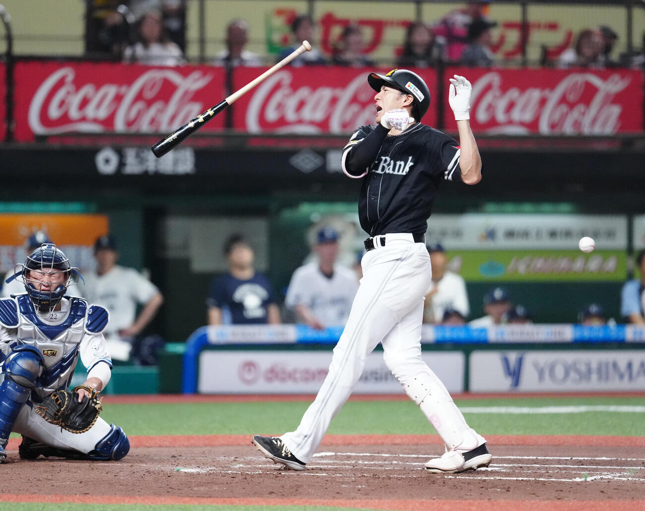西武対ソフトバンク　7回表ソフトバンク1死一塁、死球を受けた柳田悠岐（撮影・江口和貴）