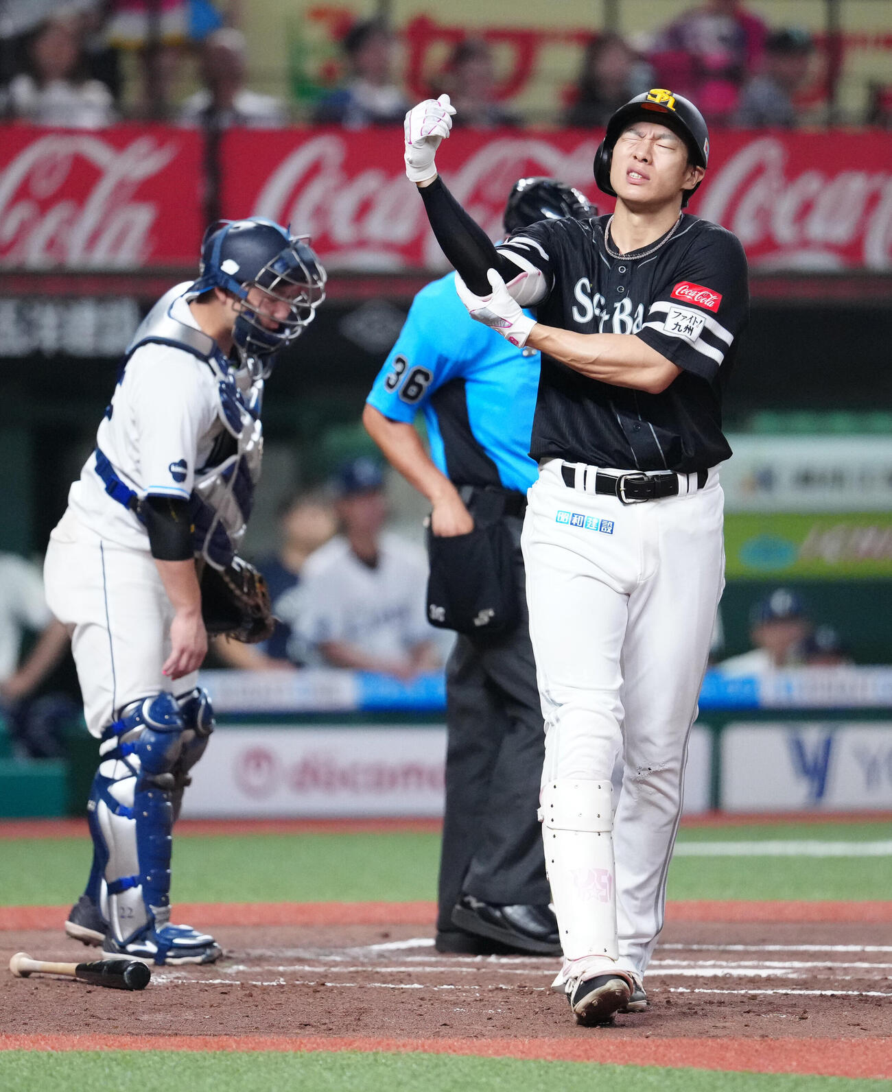 西武対ソフトバンク　7回表ソフトバンク1死一塁、死球を受け厳しい表情の柳田悠岐（撮影・江口和貴）