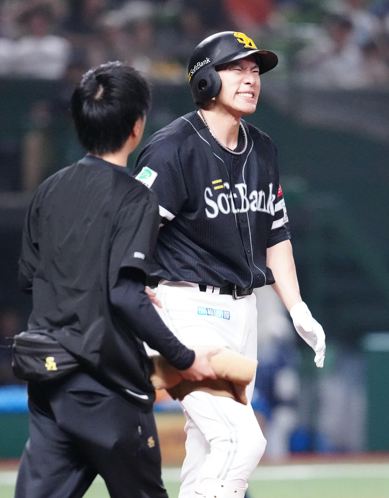 西武対ソフトバンク　7回表ソフトバンク1死一塁、死球を受け厳しい表情の柳田悠岐（撮影・江口和貴）