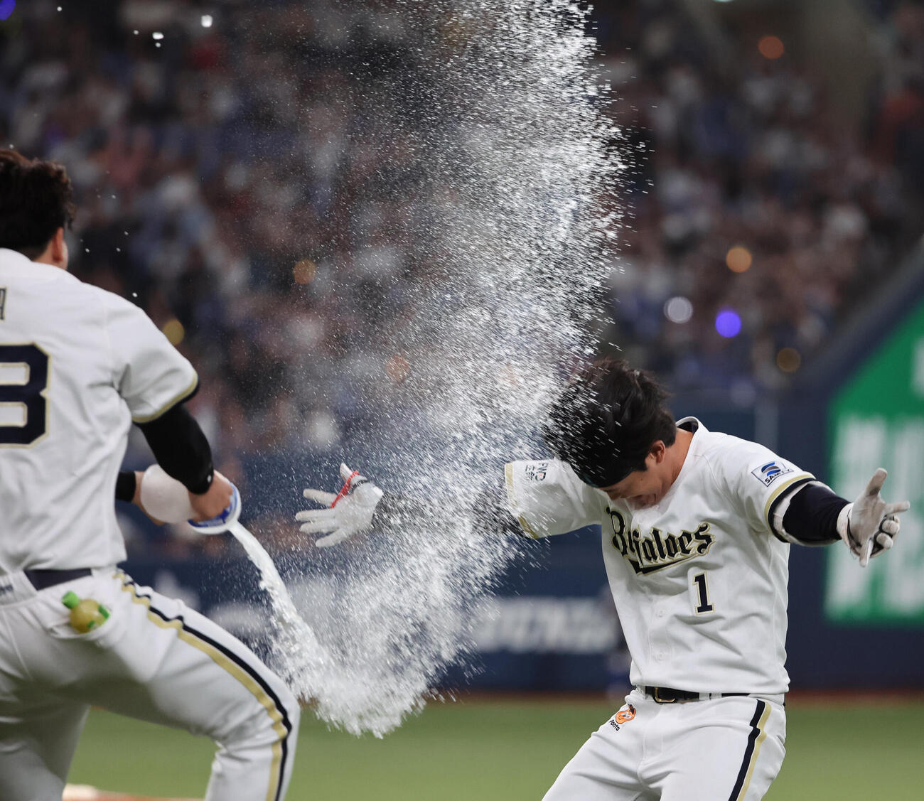 オリックス対ロッテ　9回裏オリックス1死一、二塁、太田椋はサヨナラ打を放ち手荒い祝福を受ける（撮影・西尾就之）