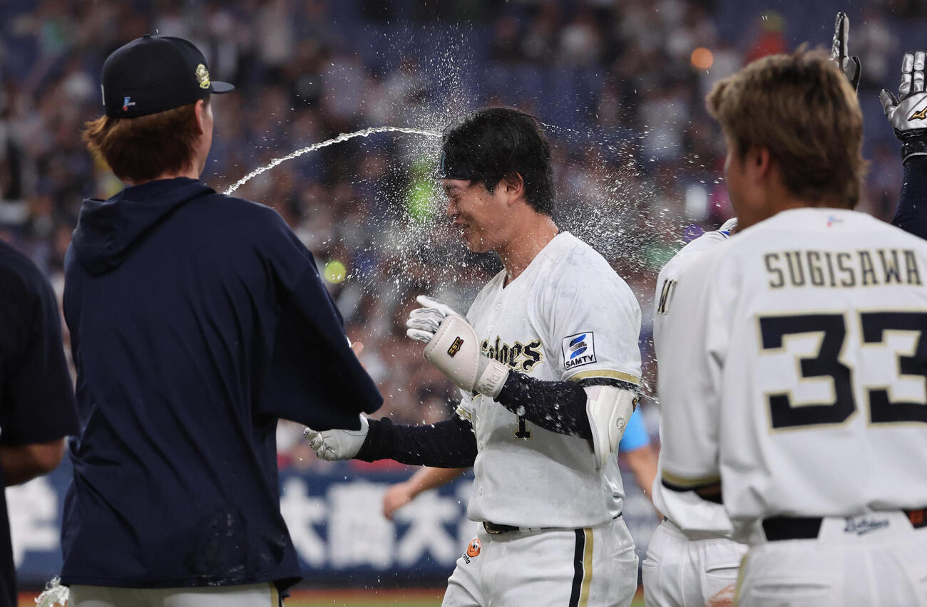 オリックス対ロッテ　9回裏オリックス1死一、二塁、太田椋はサヨナラ打を放ち手荒い祝福を受ける（撮影・西尾就之）