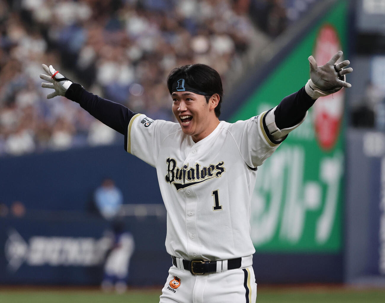 オリックス対ロッテ　9回裏オリックス1死一、二塁、太田椋はサヨナラ打を放ちナインに向けて手を広げる（撮影・西尾就之）