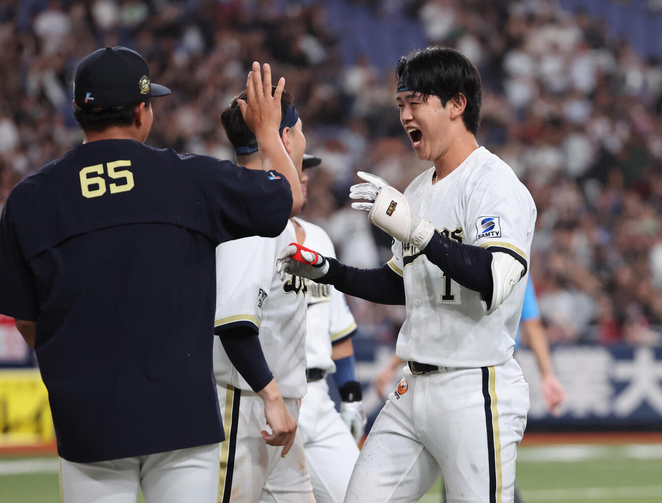 オリックス対ロッテ　9回裏オリックス1死一、二塁、太田椋はサヨナラ打を放ち祝福を受ける（撮影・西尾就之）