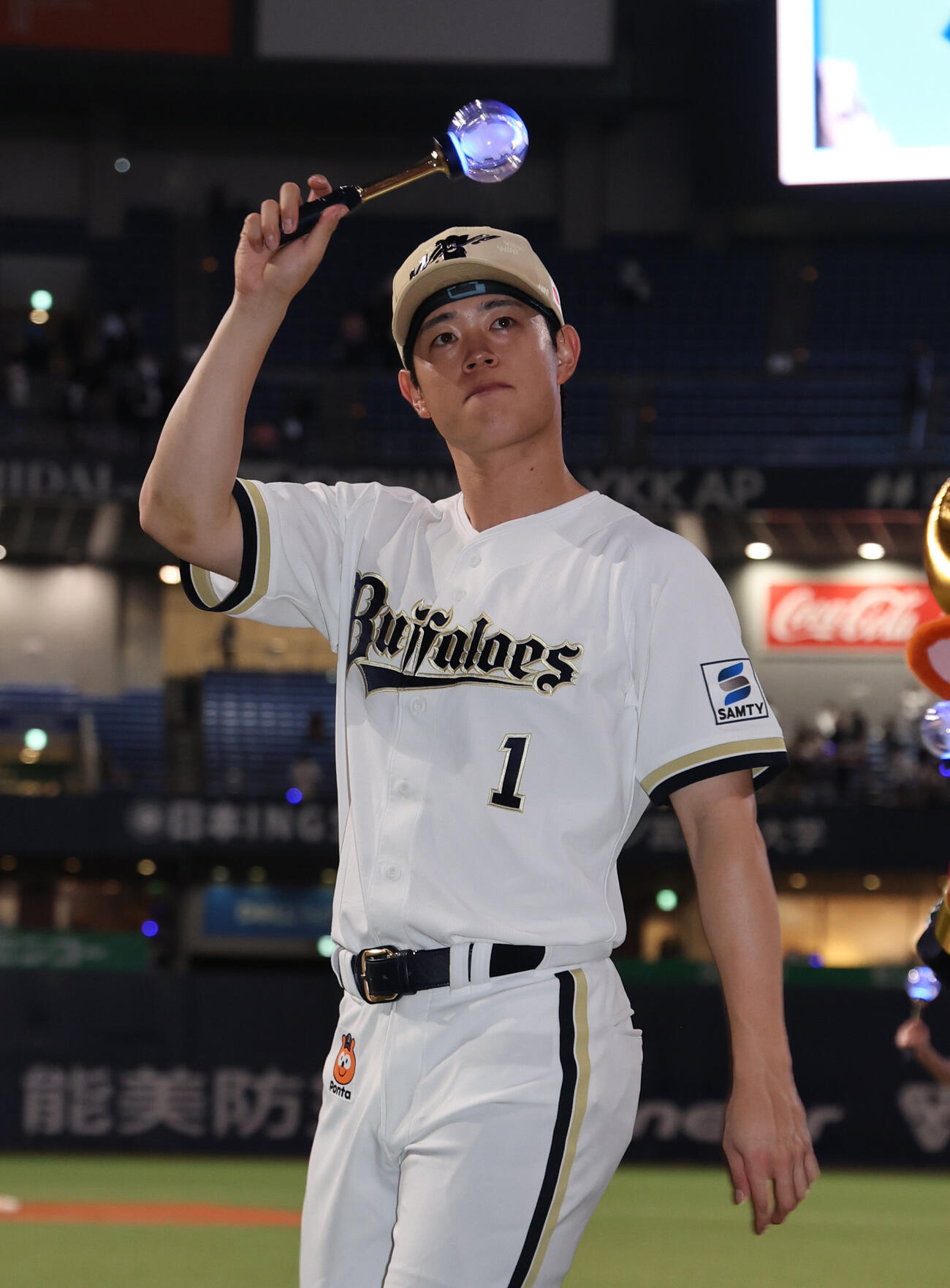 オリックス対ロッテ　9回にサヨナラ打を放った太田椋はインタビュー後にファンにペンライトを振る（撮影・西尾就之）
