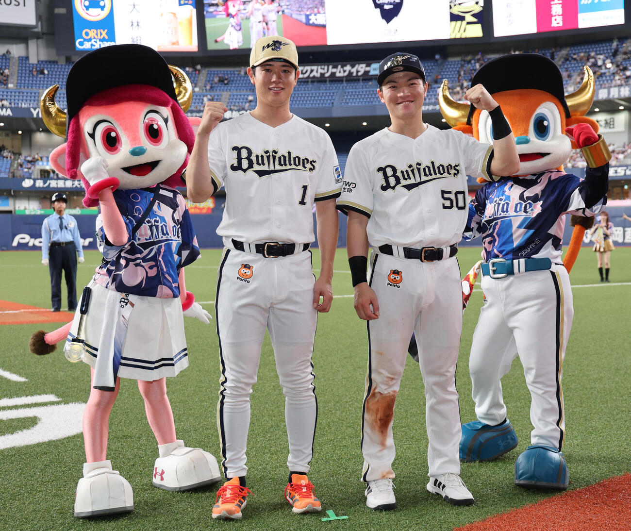 オリックス対ロッテ　9回に同点打のオリックス山中稜真（右）とサヨナラ打の太田椋は記念写真に納まる（撮影・西尾就之）