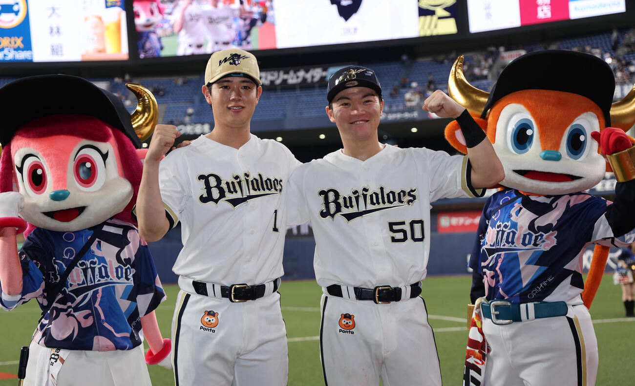 オリックス対ロッテ　9回に同点打のオリックス山中稜真（右）とサヨナラ打の太田椋は記念写真に納まる（撮影・西尾就之）